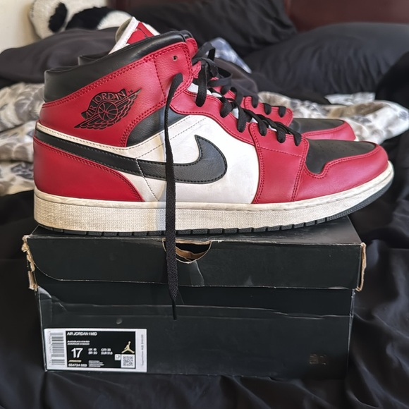 Jordan 1 Mid - Picture 2 of 5